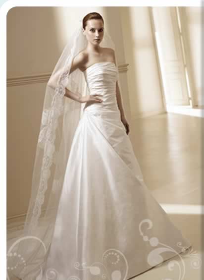 The traditional tea length wedding dresses are best accompanied by closed